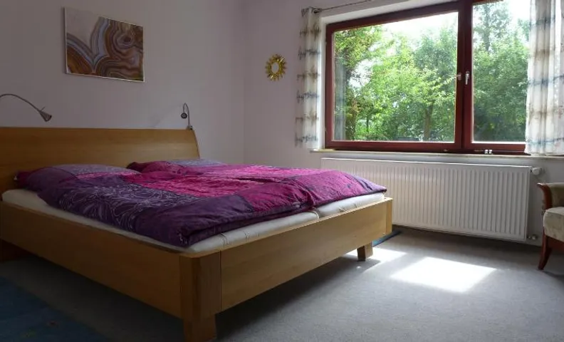 Gemütliches Zimmer mit Doppelbett und Tischtennisraum