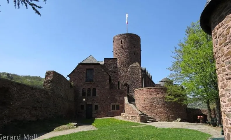 Burg Zimmer auf ca. 70 m²