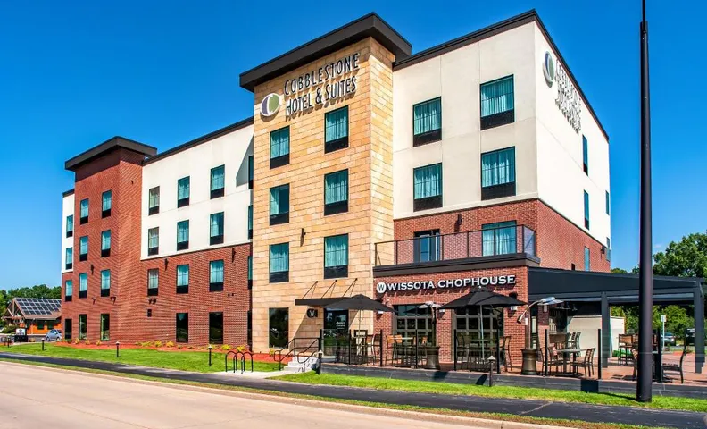Cobblestone Hotel & Suites - Appleton International Airport