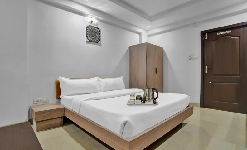 Super Townhouse Divya Palace