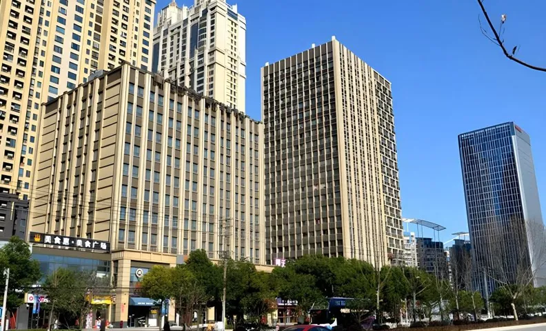 메트로폴로 호텔 우창 장탄 지위차오 메트로 스테이션
