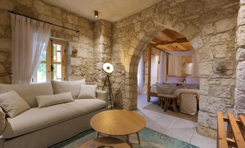 Elinn Traditional Suites