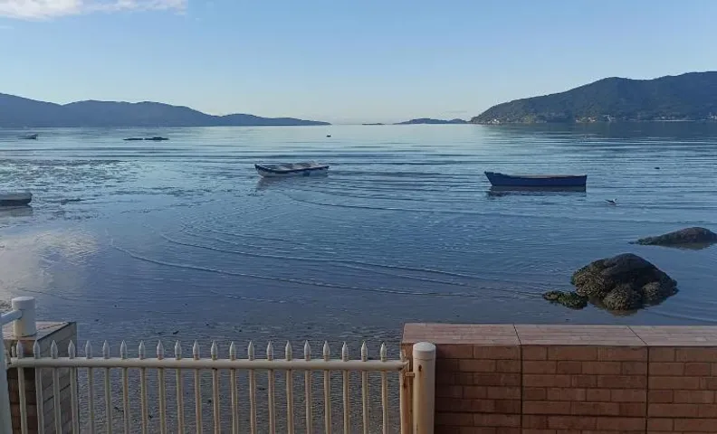 Casa de frente ao mar Enseada de Brito