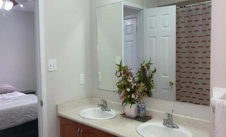Beautiful private Room near Toronto pearson Airport