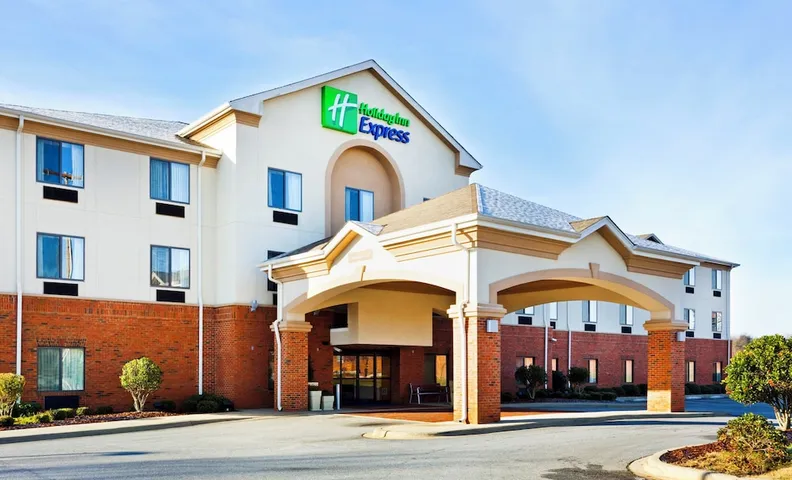 홀리데이 인 익스프레스 포레스트 시티 바이 IHG