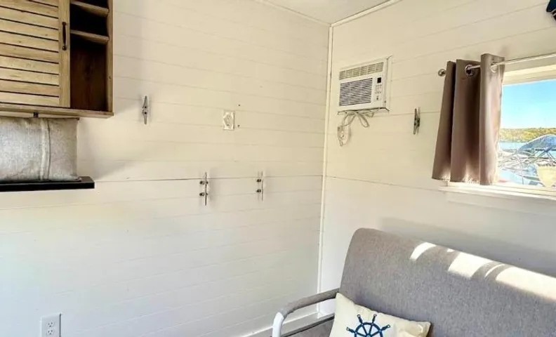 Greenwood Dockside Suites, Hot Tub, Tiki Bar
