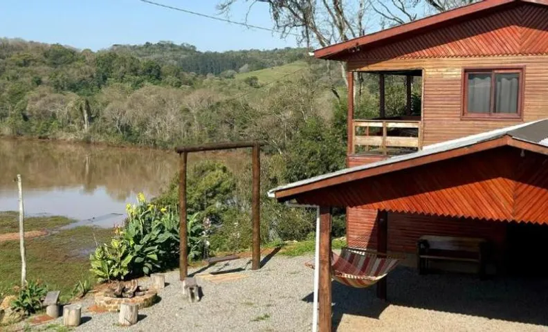 Casa rústica às margens do lago