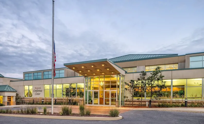 라마다 바이 윈덤 스테이트 컬리지 호텔 & 컨퍼런스 센터