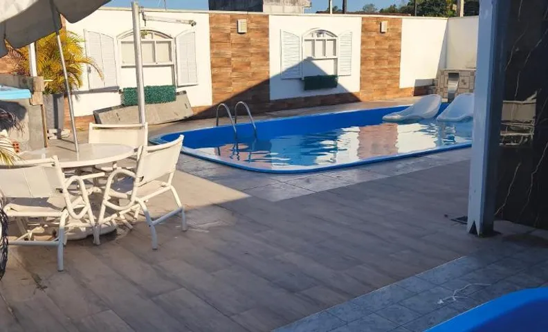 Lá casa de Cristal, Casa com piscina matinhos