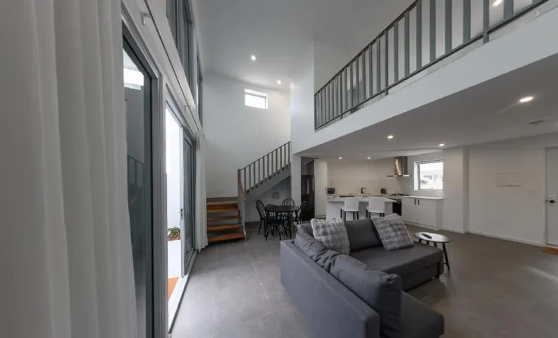 Private Mezzanine Bedroom, Soaring Ceilings, Sleeps 3, Walk to Cafes, 15 min to Bunbury