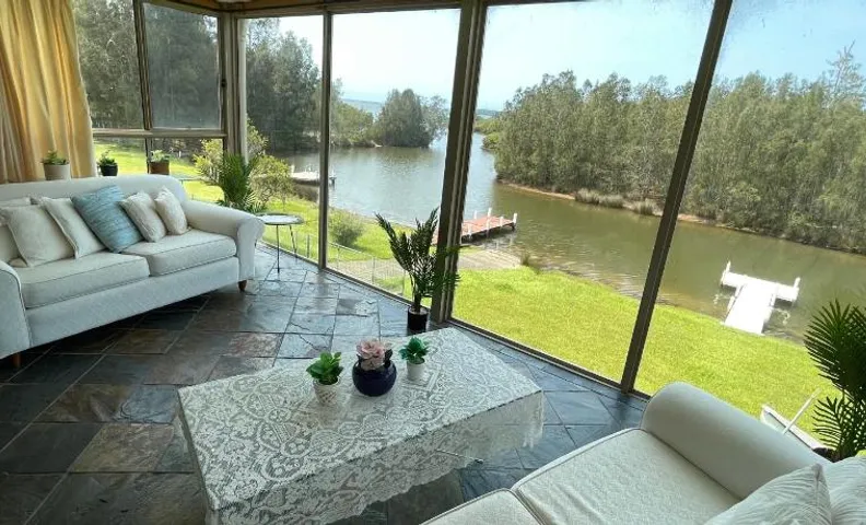 BasinWaterStays Waterfront Jetty - SHARE Home - Brm1 QueenBed room - Private Bathroom in Brm1 room -
