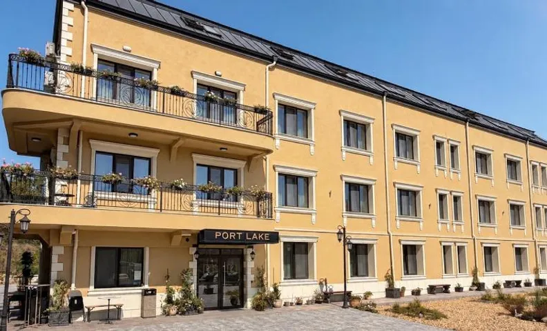 Port Lake Hotel
