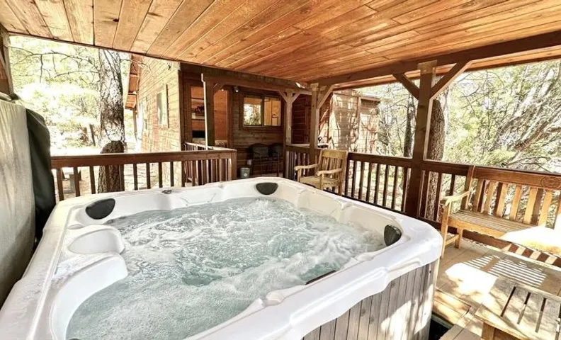 Western theme! Amazing Spa, Fireplace and Deck!
