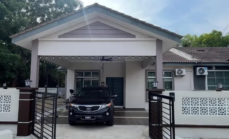 Rumah Armand near Pantai Pengkalan Balak Melaka 4Bilik 2Bilik Air Fully Aircond