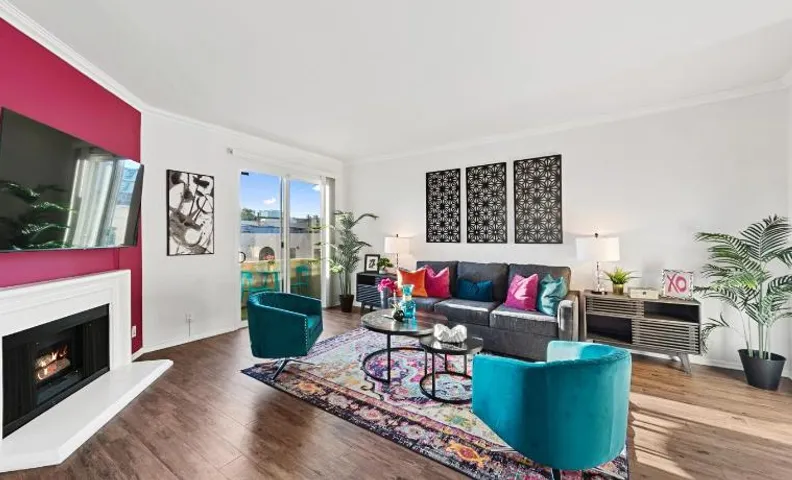 Beverly Hills Chic 2 bed 2bath with Patio and Parking 309