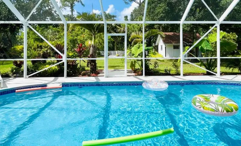 Luxury Jupiter Farm Getaway Heated Pool, BBQ, Game Shed, 1 Acre Yard!