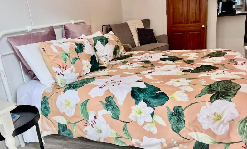 Short Stay- YOUR OWN GUESTHOUSE!