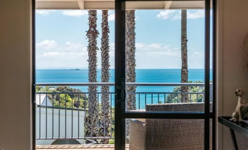 Cosy Palm Beach Cottage with Spectacular Seaviews