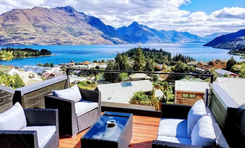 Hilltop Vista - Lake Views - Walk to Town