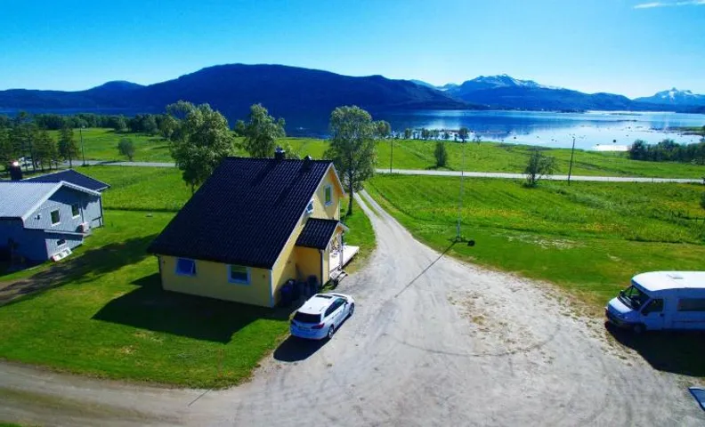 1 Room in The Yellow House, close to Airport & Lofoten