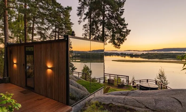 The WonderInn Mirrored Glass Cabin - Wonderinn Delta