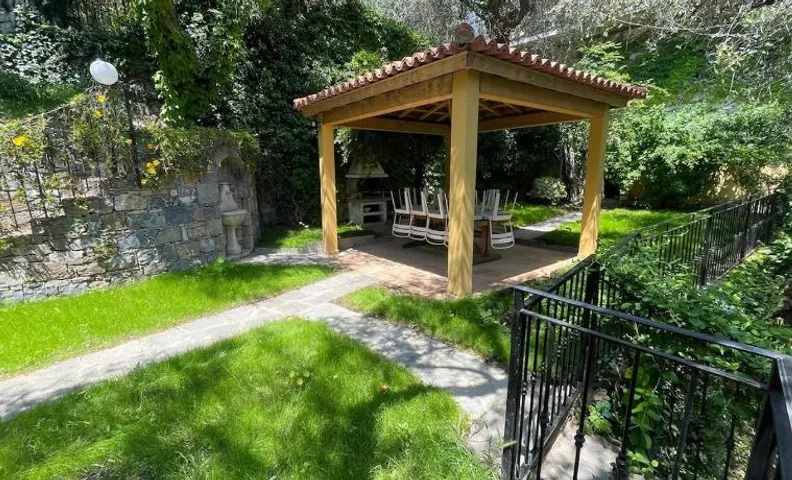 La villetta tra ulivi e colline