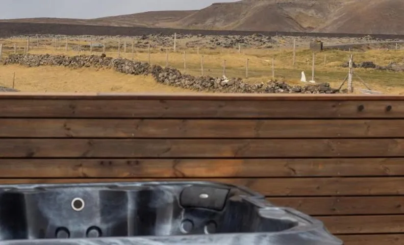 Volcano Escape Grindavík with hot tub