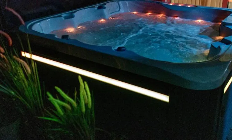 Luxury Spa Retreat with HotTub, Sauna and Massage Chair