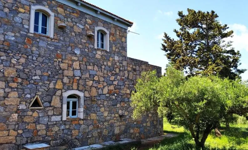ANTARES, a stone mansion in Crete