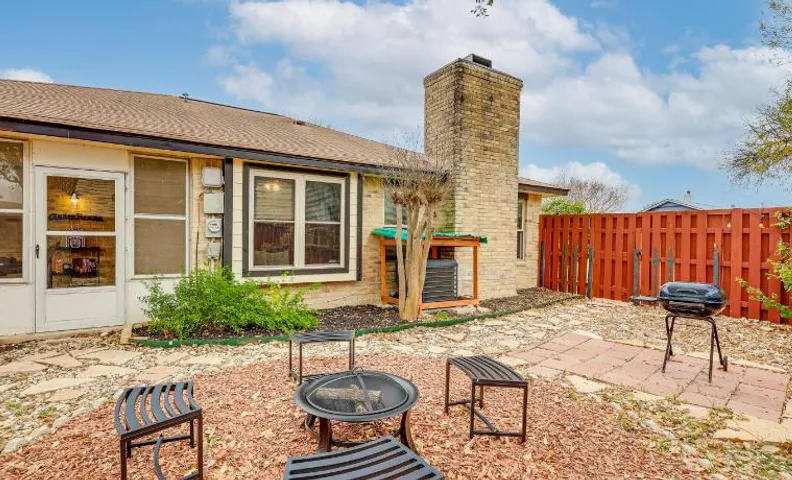 3 Mi to Randolph AFB: Family Home w/ Poker Table!