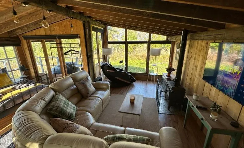 Escape to the Country, Lodge, Retreat, Cabin over small river, private hot tub & log burner, WiFi, 6