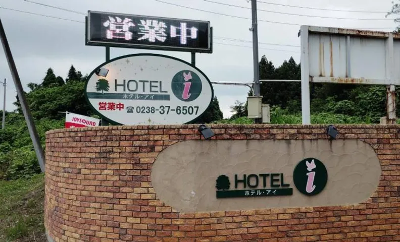 HOTEL i