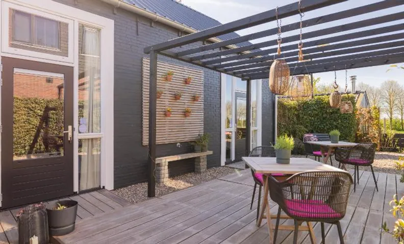 Thús yn Hantum Vakantiehuisje met hottub in Friesland