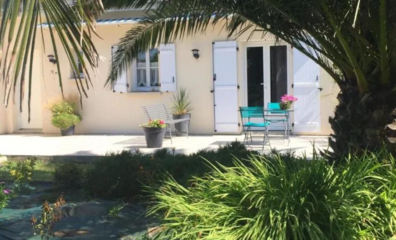 Côté jardin des Charmilles