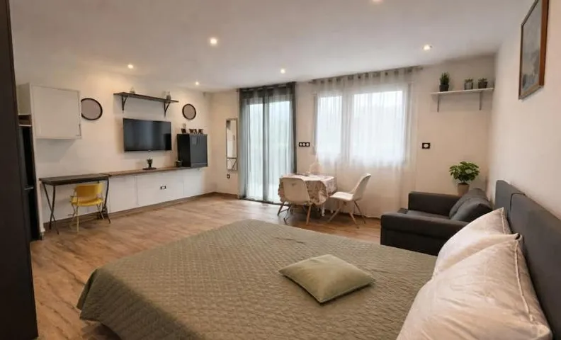 Studio neuf avec terrasse et vue dégagée