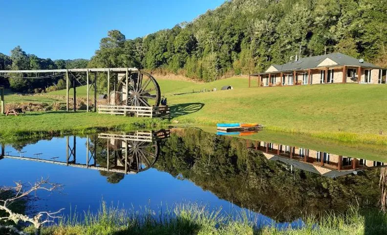 Ahaura Lodge & Waterwheel Farm Stay