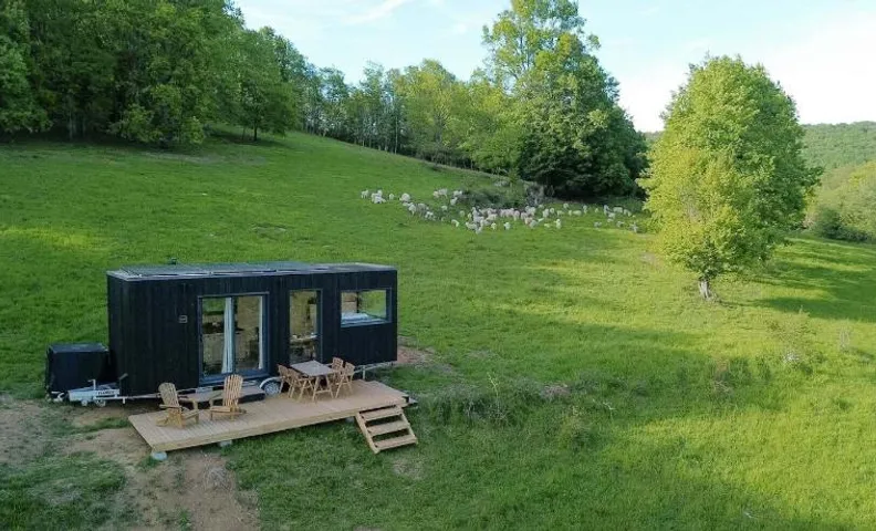 Courneillac - Parcel Tiny House - Tiny house vue Pyrénées entourée par les chèvres MAE-5233
