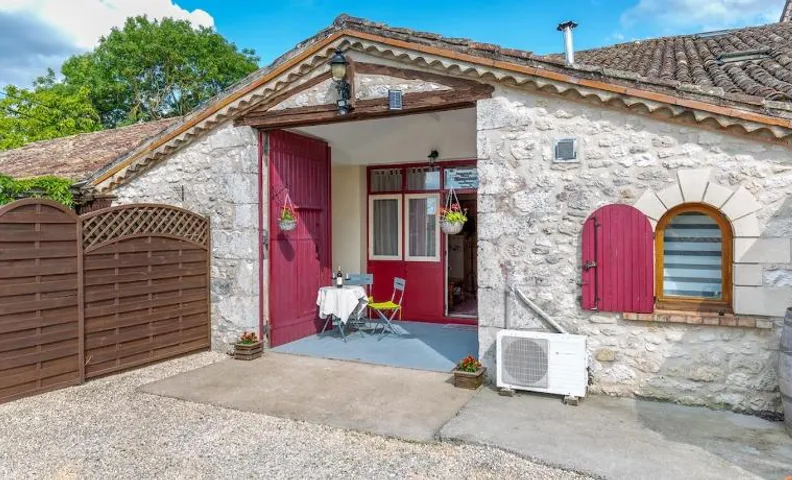 Private gîte with stunning views & shared pool