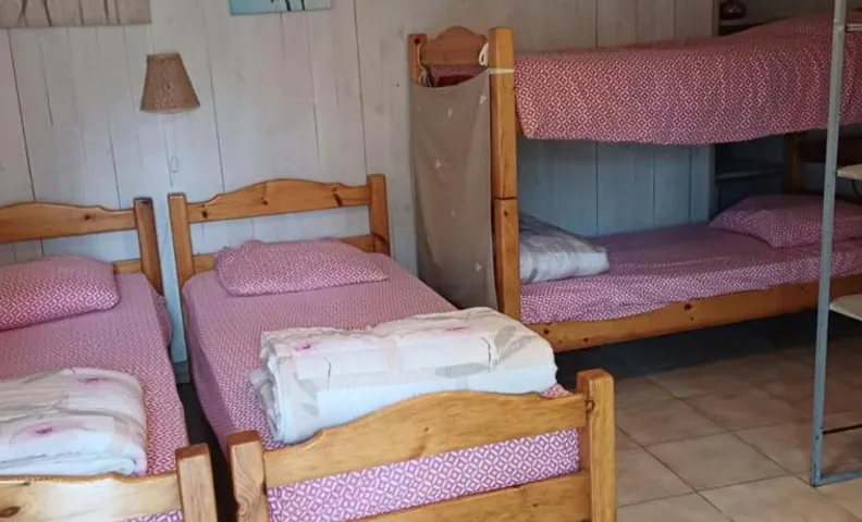 chambre quadruple dans ferme provençale