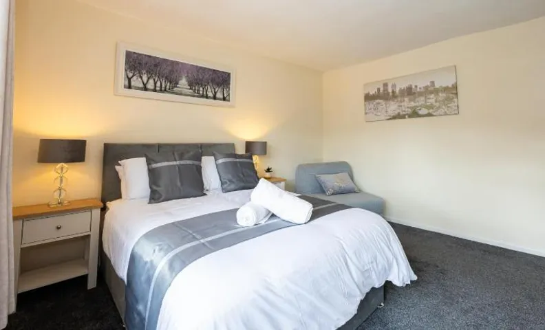 Spacious 3 bedroom home with free wifi, garden, parking and excellent links to Greater manchester