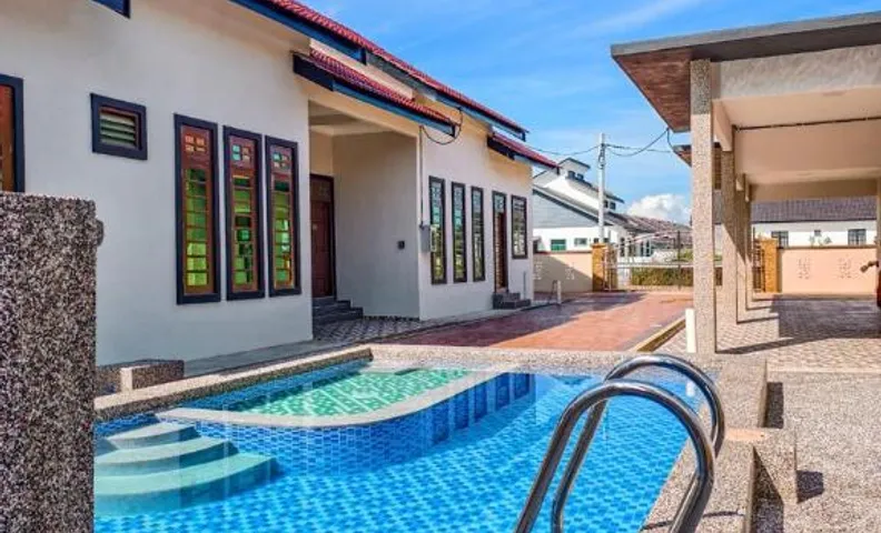 4 Brothers Homestay with Pool (Muslim-Only)