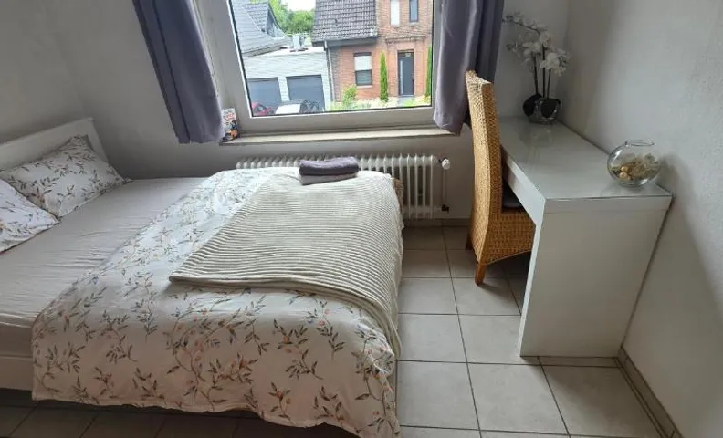 Ein ruhiges Zimmer mit gemeinsam genutzte Bad und Küchengeräte
