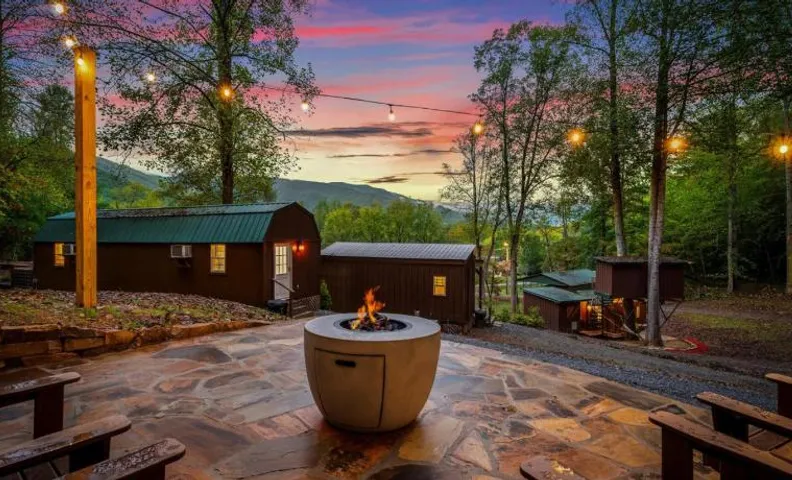 2bed 1bath Cabin with Mountain View, Hot Tub and grilling deck