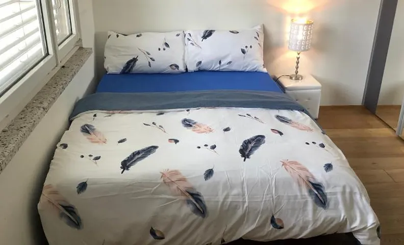 Chambre spacieuse, lumineuse et reposante