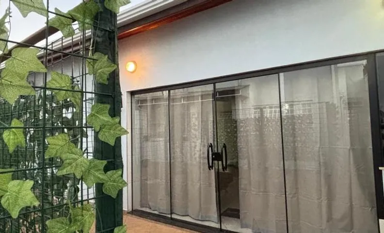 Casinha com ar, garagem, cozinha equipada, entrada privativa, completa para longas estadias