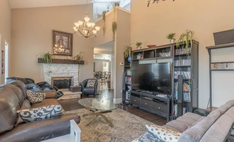 NHP YK B&B - Large Deck- Hot Tub - Massage chair and seasonal swimming pool- Free parking - Pet frie