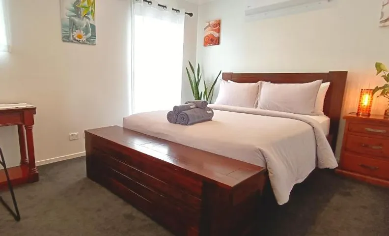 Deluxe Queen Room - Shared Bathroom
