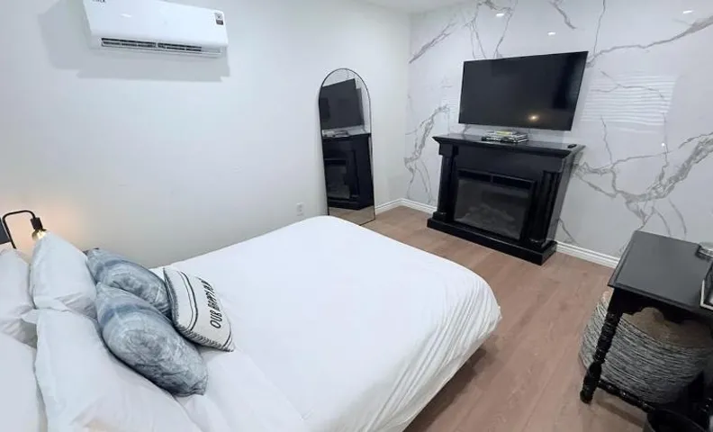 Private 1BR 1BA Suite, Kitchen, Fireplace, Parking