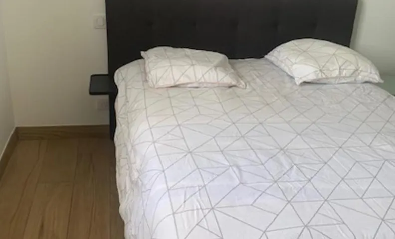 chambre avec clim et télé chez l habitante