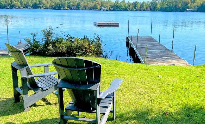 91WR Lake vibes and views at this waterfront home in the the White Mountains! Rest, relax, explore!